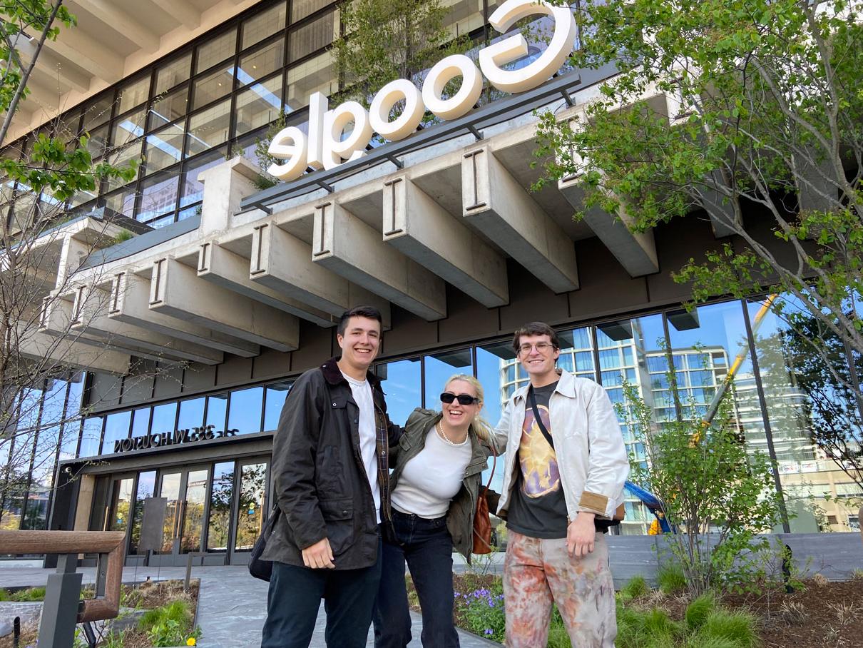 广告 students pose outside of Google's br和 new NYC campus