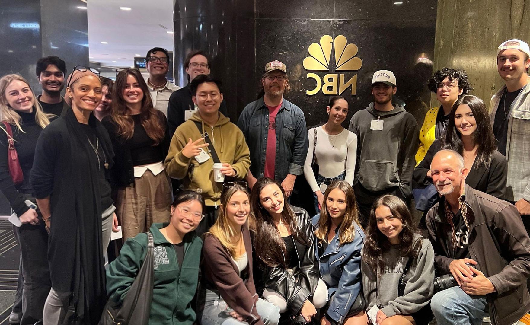 广告 students pose during a behind-the-scenes tour of NBCUniversal in NYC